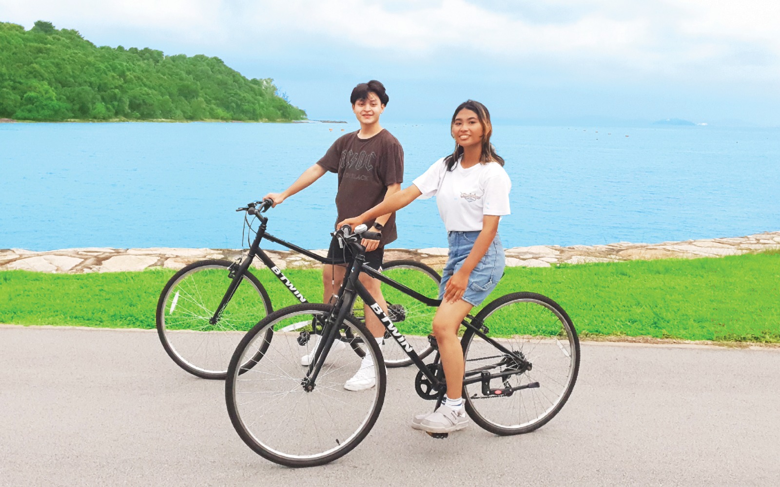 Couple posing by the sea with bicycles with Gogreen